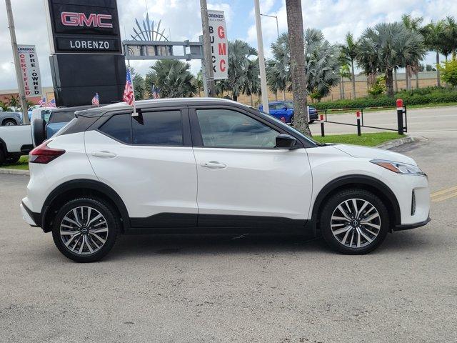 Photo of 2023 Aspen White / Super Black Nissan Kicks
