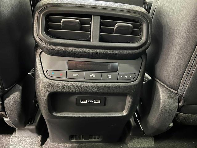 Photo of 2025 Platinum White Pearl Honda Pilot