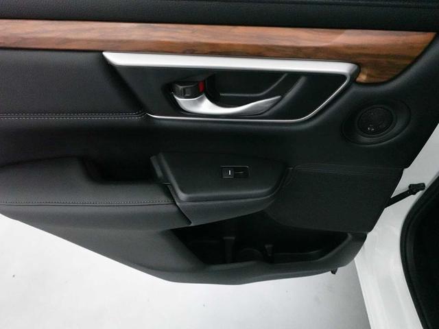 Photo of 2022 Platinum White Pearl Honda CR-V