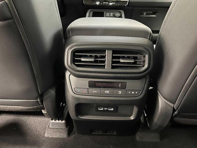Photo of 2025 Platinum White Pearl Honda Pilot
