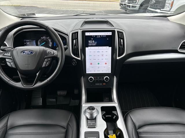 Photo of 2022 STAR WHITE Ford Edge