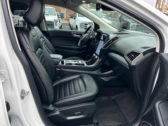 Photo of 2022 STAR WHITE Ford Edge