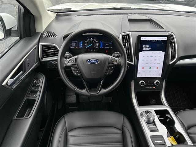 Photo of 2022 STAR WHITE Ford Edge