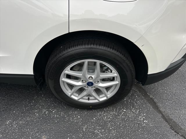 Photo of 2022 STAR WHITE Ford Edge
