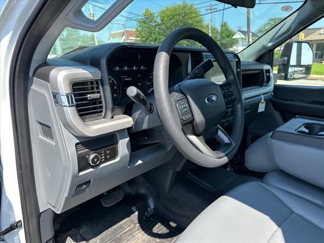Photo of 2025 Oxford White Ford F-350