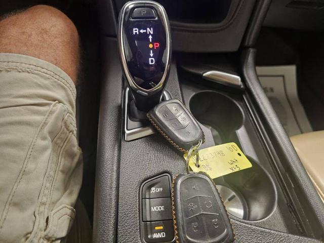 Photo of 2017 Crystal White Tricoat Cadillac XT5