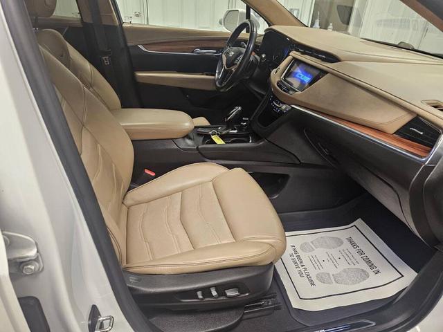 Photo of 2017 Crystal White Tricoat Cadillac XT5
