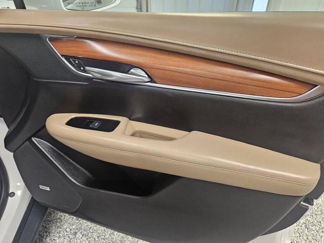 Photo of 2017 Crystal White Tricoat Cadillac XT5