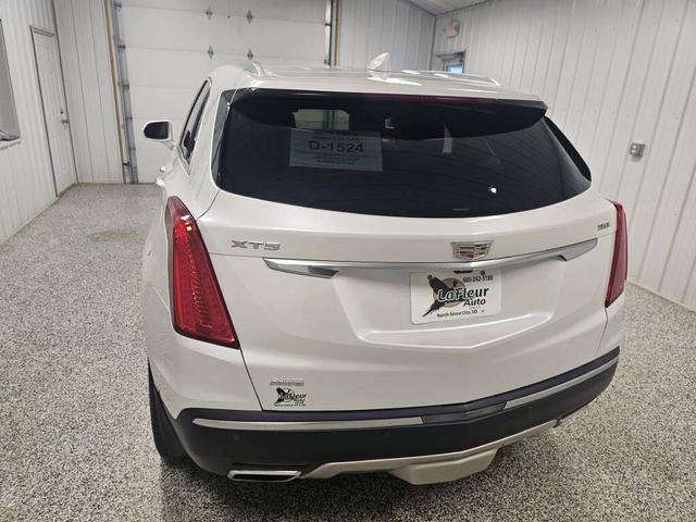 Photo of 2017 Crystal White Tricoat Cadillac XT5