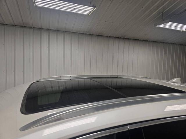 Photo of 2017 Crystal White Tricoat Cadillac XT5