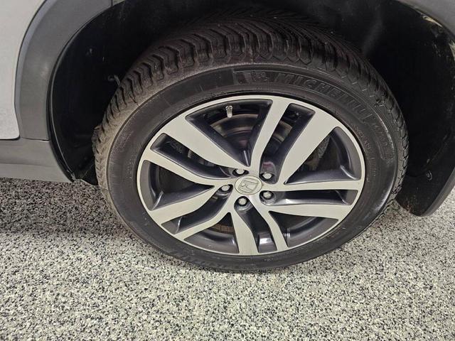 Photo of 2016 Lunar Silver Metallic Honda Pilot