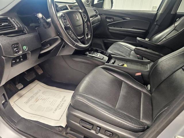 Photo of 2016 Lunar Silver Metallic Honda Pilot