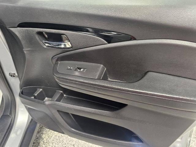 Photo of 2016 Lunar Silver Metallic Honda Pilot