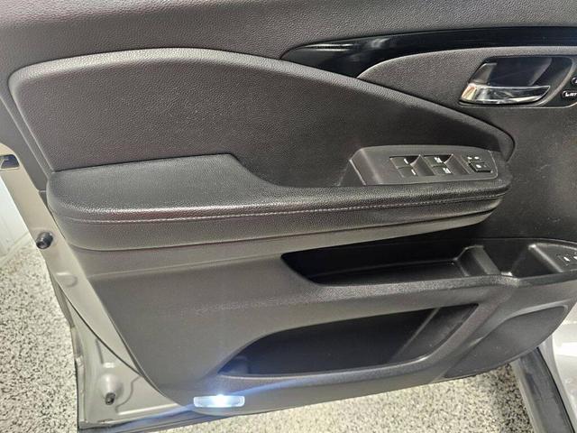 Photo of 2016 Lunar Silver Metallic Honda Pilot