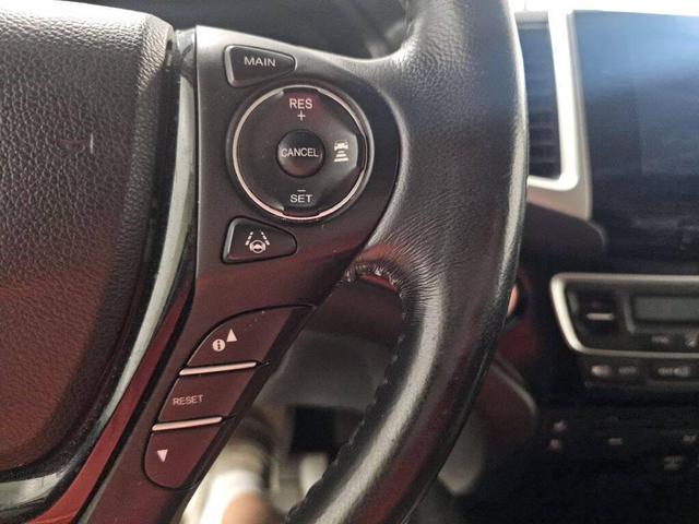 Photo of 2016 Lunar Silver Metallic Honda Pilot