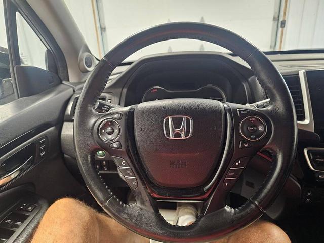 Photo of 2016 Lunar Silver Metallic Honda Pilot