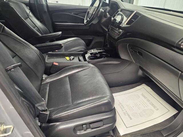 Photo of 2016 Lunar Silver Metallic Honda Pilot
