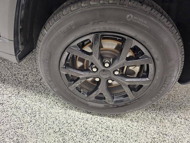 Photo of 2024 Baltic Gray Metallic Clearcoat Jeep Grand Cherokee L