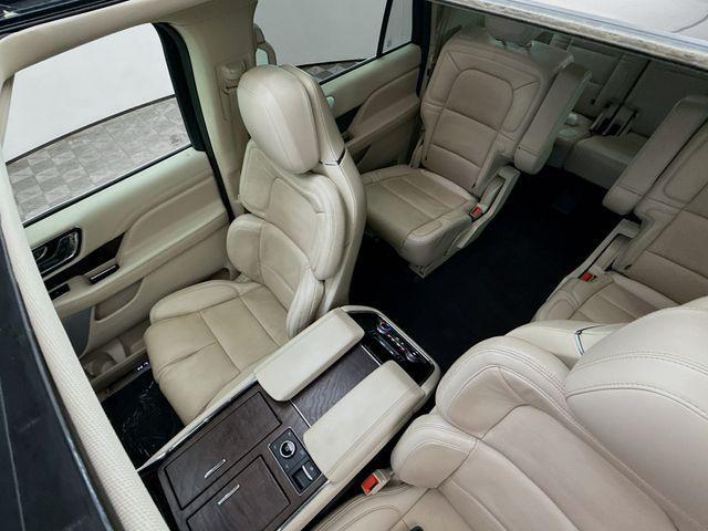 Photo of 2020 Ceramic White Lincoln Navigator