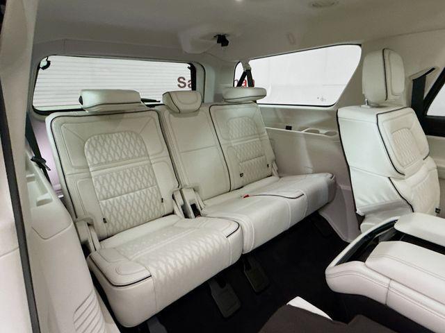 Photo of 2024 Silver Radiance Metallic Clearcoat Lincoln Navigator
