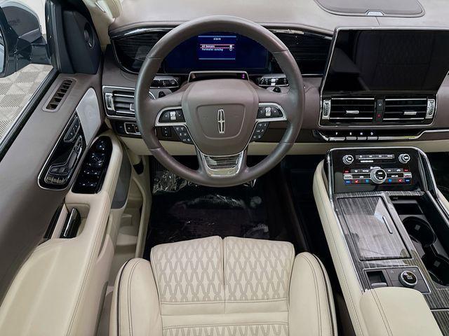 Photo of 2024 Silver Radiance Metallic Clearcoat Lincoln Navigator