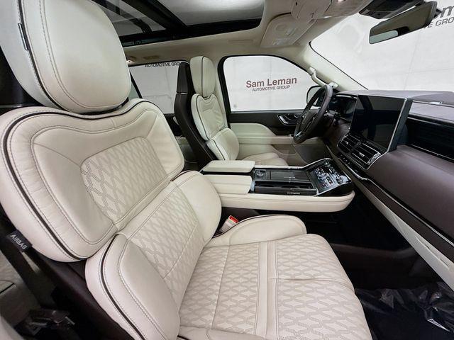 Photo of 2024 Silver Radiance Metallic Clearcoat Lincoln Navigator