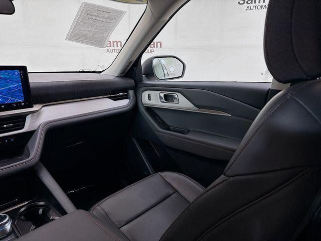 Photo of 2025 Star White Metallic Tri-Coat Ford Explorer