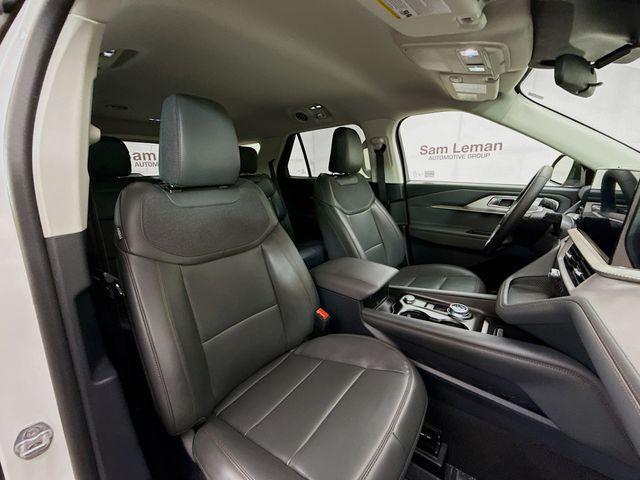 Photo of 2025 Star White Metallic Tri-Coat Ford Explorer