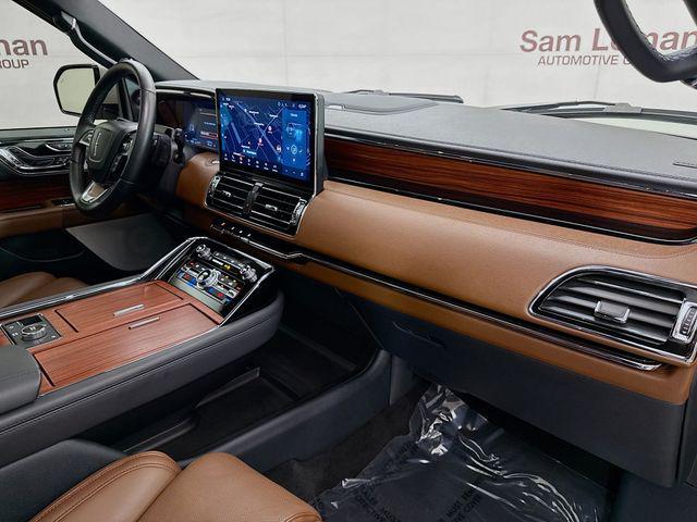 Photo of 2024 Ceramic Pearl Metallic Tri-Coat Lincoln Navigator