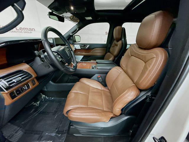 Photo of 2024 Ceramic Pearl Metallic Tri-Coat Lincoln Navigator