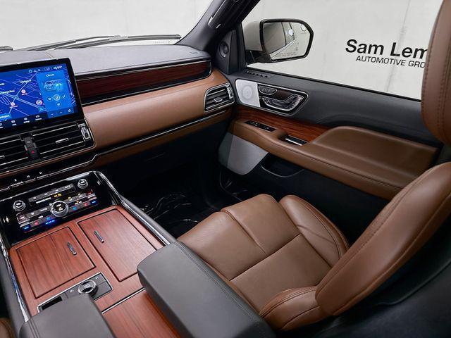 Photo of 2024 Ceramic Pearl Metallic Tri-Coat Lincoln Navigator