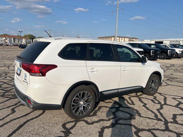 Photo of 2016 White Mitsubishi Outlander
