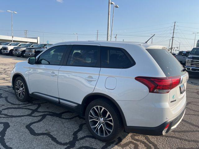 Photo of 2016 White Mitsubishi Outlander