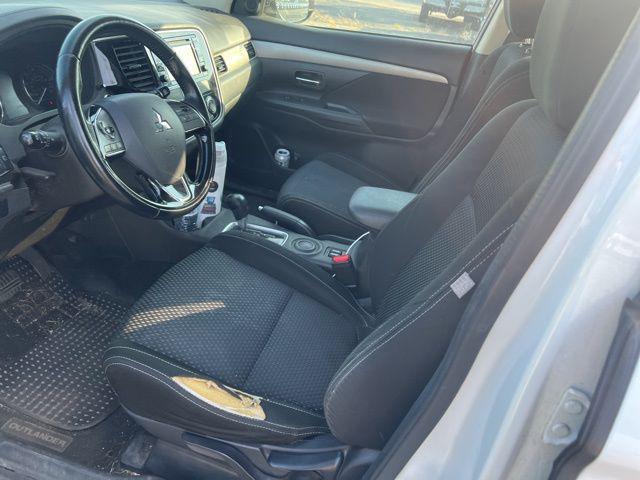 Photo of 2016 White Mitsubishi Outlander