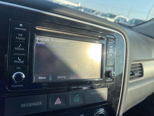 Photo of 2016 White Mitsubishi Outlander