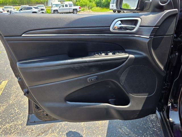 Photo of 2021 Diamond Black Crystal Pearlcoat Jeep Grand Cherokee