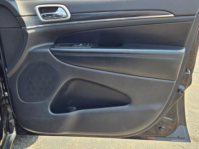 Photo of 2021 Diamond Black Crystal Pearlcoat Jeep Grand Cherokee