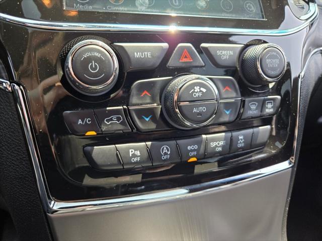 Photo of 2021 Diamond Black Crystal Pearlcoat Jeep Grand Cherokee
