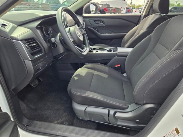 Photo of 2024 Glacier White Nissan Rogue