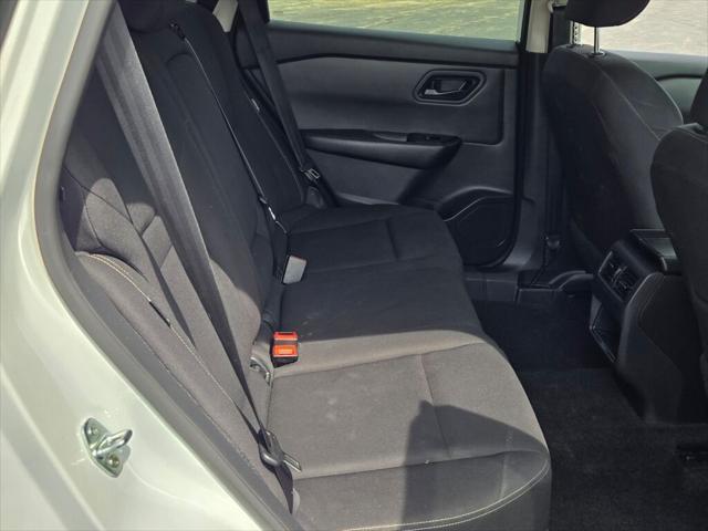Photo of 2024 Glacier White Nissan Rogue
