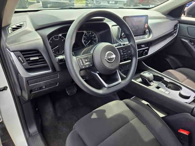 Photo of 2024 Glacier White Nissan Rogue