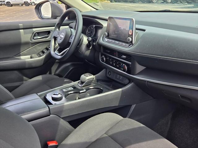 Photo of 2024 Glacier White Nissan Rogue