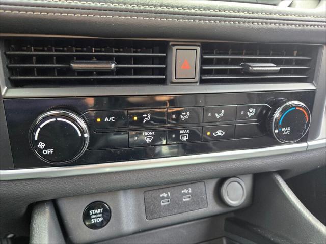 Photo of 2024 Glacier White Nissan Rogue