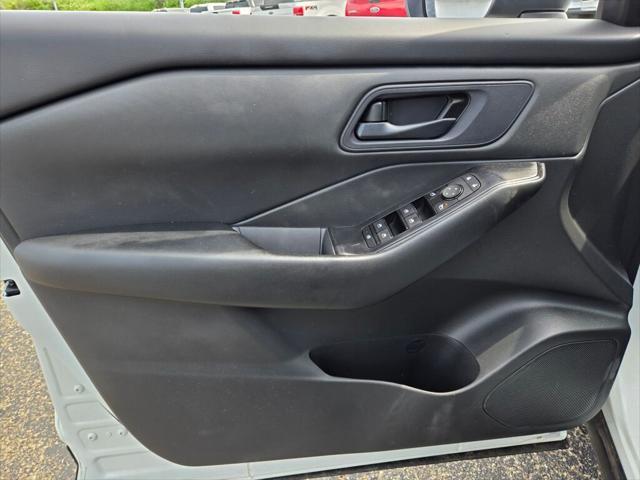 Photo of 2024 Glacier White Nissan Rogue