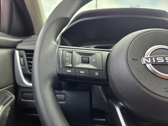 Photo of 2024 Glacier White Nissan Rogue