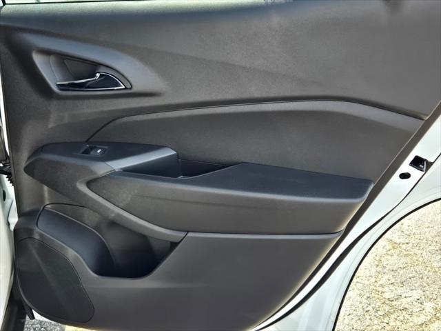 Photo of 2025 Summit White Chevrolet Trax
