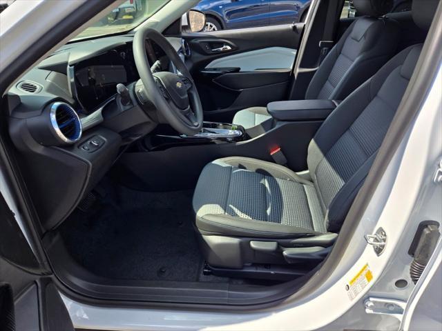 Photo of 2025 Summit White Chevrolet Trax