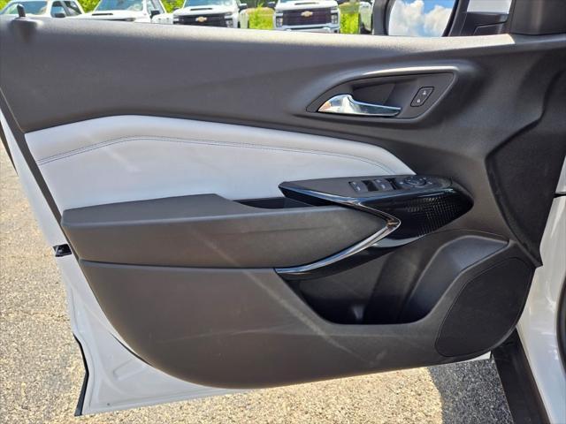 Photo of 2025 Summit White Chevrolet Trax