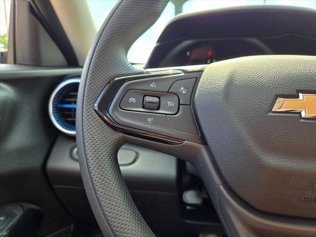 Photo of 2025 Summit White Chevrolet Trax