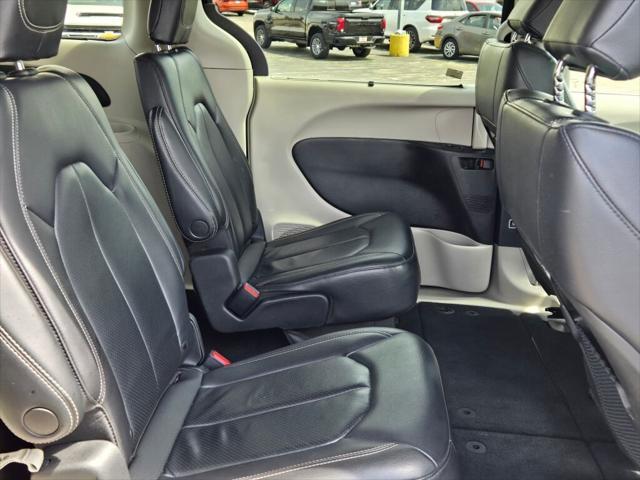 Photo of 2022 Brilliant Black Clearcoat Chrysler Pacifica